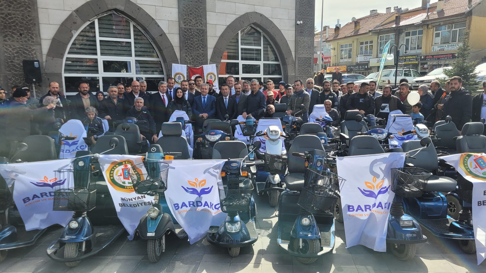 Dernek kurucularımız Ali Kaynar ve Bekir Kaynar’ın Akülü tekerlekli sandalye dağıtımından bazı kareler.